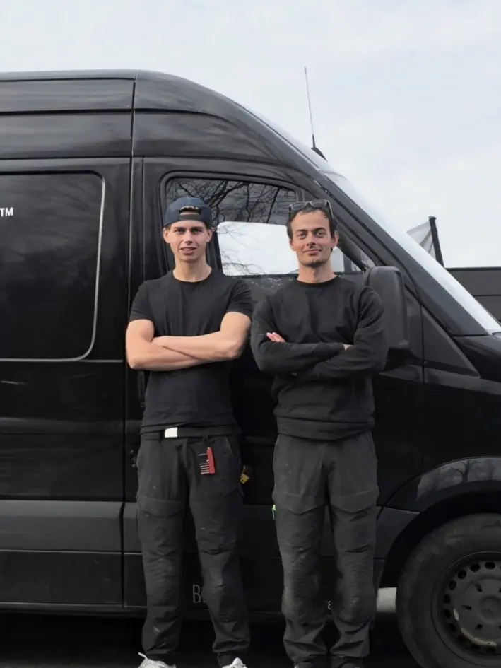 Zacharias Ozairy og Jeppe foran OZ arbejdsbilen