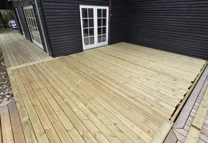 Træterrasse ved sort træfacade